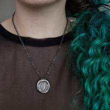 Cargar imagen en el visor de la galería, Medallón Gorgona 𓆙 Amatistas