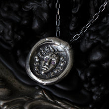 Cargar imagen en el visor de la galería, Medallón Gorgona 𓆙 Amatistas