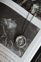 Cargar imagen en el visor de la galería, Medallón Gorgona 𓆙 Circones blancos