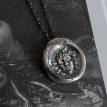 Cargar imagen en el visor de la galería, Medallón Gorgona 𓆙 Circones blancos