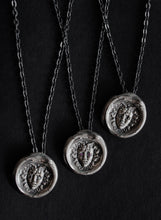 Cargar imagen en el visor de la galería, Medallón Gorgona 𓆙 Amatistas
