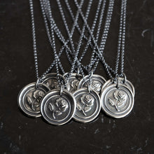 Cargar imagen en el visor de la galería, Medalla Rosa 🥀