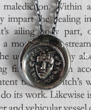 Cargar imagen en el visor de la galería, Medallón Gorgona 𓆙 Básico