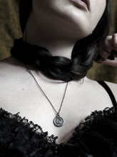 Cargar imagen en el visor de la galería, Medalla Ouroboros ○𓆙
