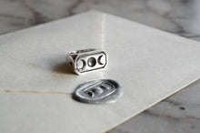 Cargar imagen en el visor de la galería, Anillo Hécate ☽○☾ Talla 18
