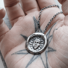 Cargar imagen en el visor de la galería, Medallón Gorgona 𓆙 Circones blancos
