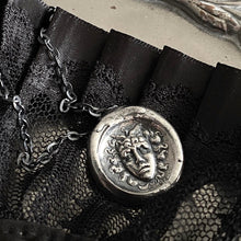 Cargar imagen en el visor de la galería, Medallón Gorgona 𓆙 Básico
